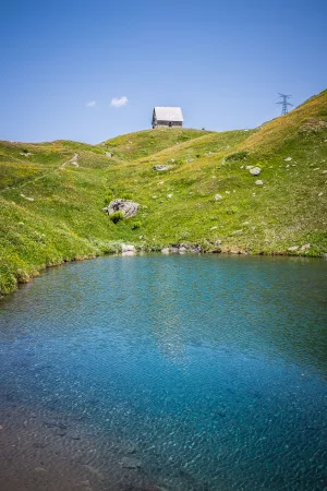 Stigur huis op berg aan water